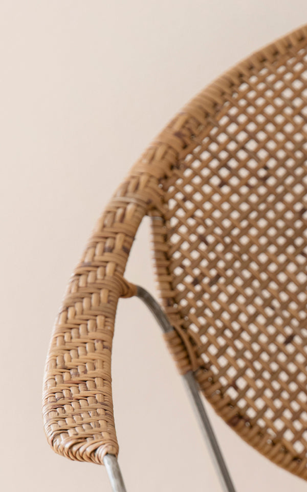 Dies ist ein Nahaufnahmebild von Funky Esszimmerstuhl in hazelnut rattan iron frame.