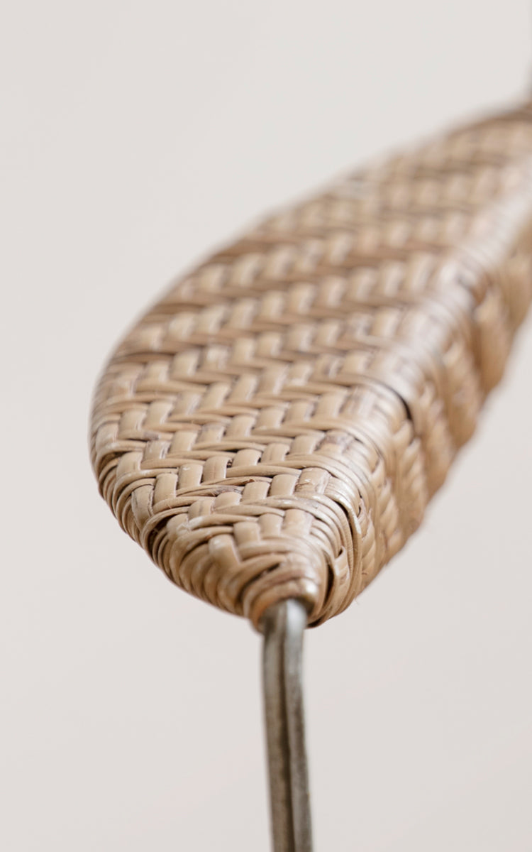 Dies ist ein Nahaufnahmebild von Rap Esszimmerstuhl in hazelnut rattan iron frame.