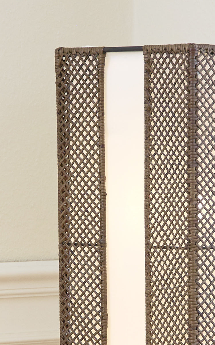 Dies ist ein Nahaufnahmebild von Yamakawa Lampshade | 125 cm in hazelnut rattan iron frame. Detail der geflochtenen Textur und Rahmenkonstruktion.