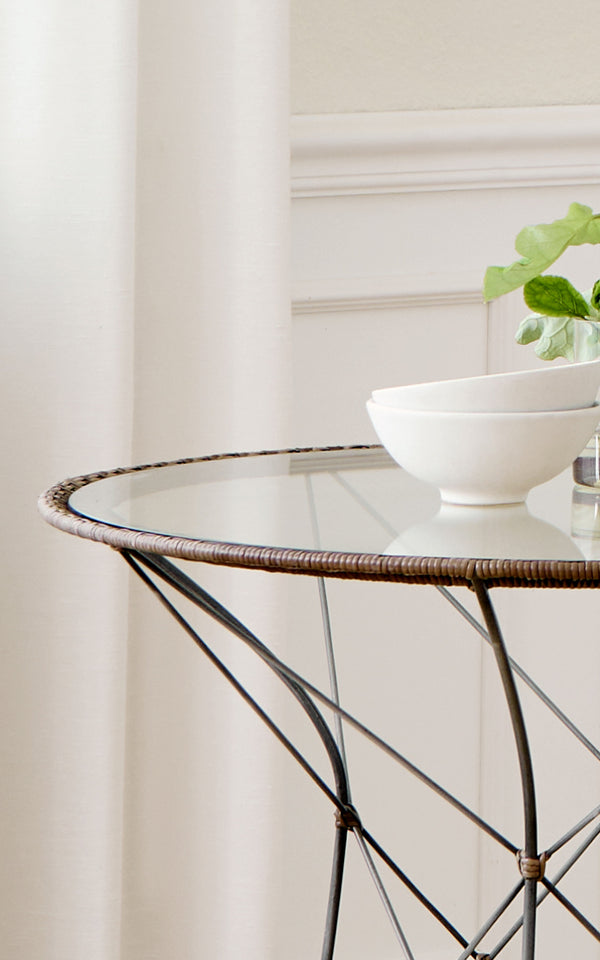 Dies ist ein Nahaufnahmebild von Funky Esszimmerstuhl in hazelnut rattan iron frame.