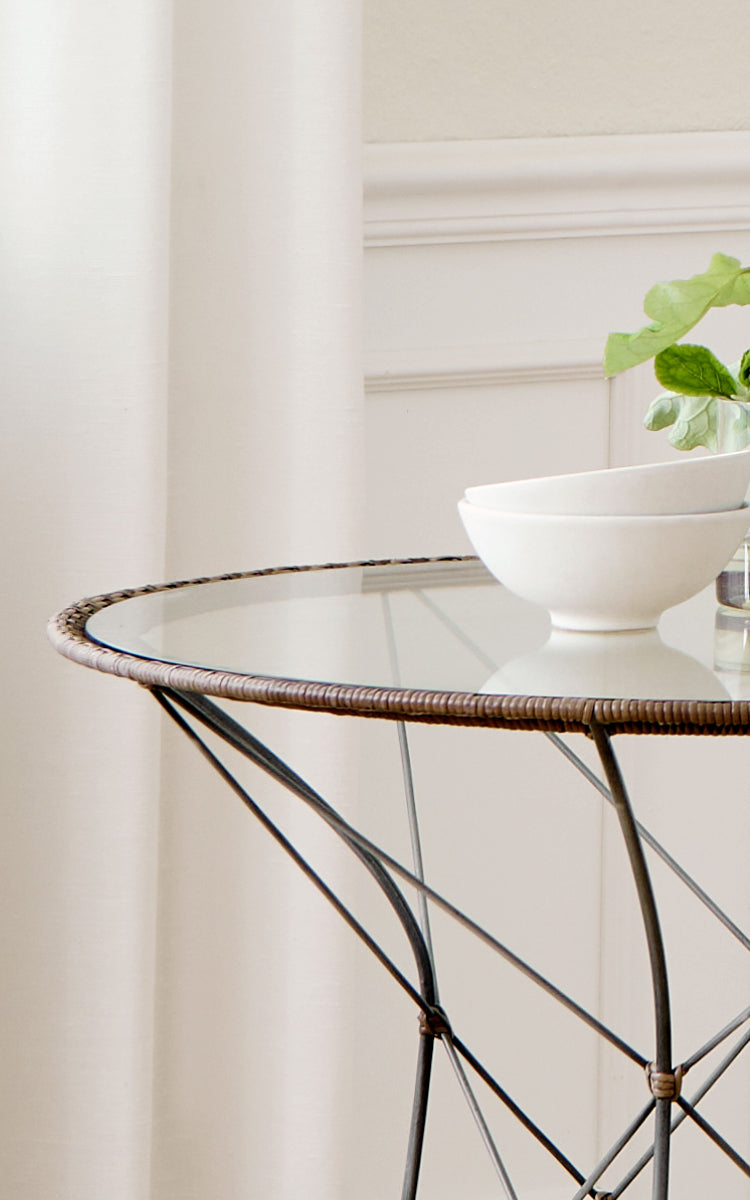 Dies ist ein Nahaufnahmebild von Funky Esszimmerstuhl in hazelnut rattan iron frame.
