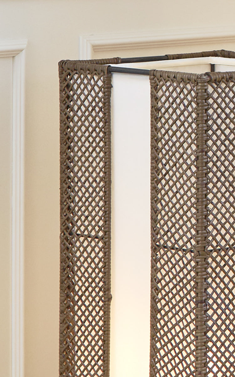 Dies ist ein Nahaufnahmebild von Yamakawa Lampshade | 75 cm in hazelnut rattan iron frame. Detail des hazelnut-farbenen Rattangitter-Geflechts und Eisenrahmens.
