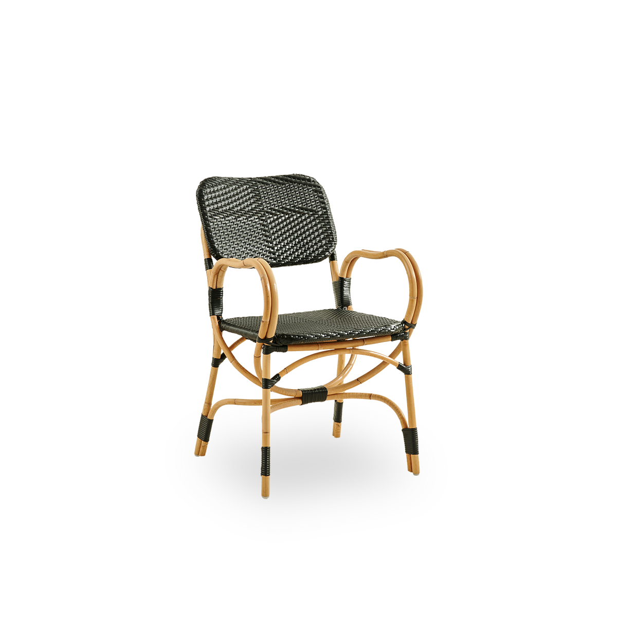 Seitenansicht des Bistro-Stuhls in schwarzem ArtFibre-Geflecht mit elegantem Design. Rattanrahmen mit Sitzfläche aus ArtFibre. Der gebogene Rattanrahmen unter dem Sitz geht in Armlehnen über.