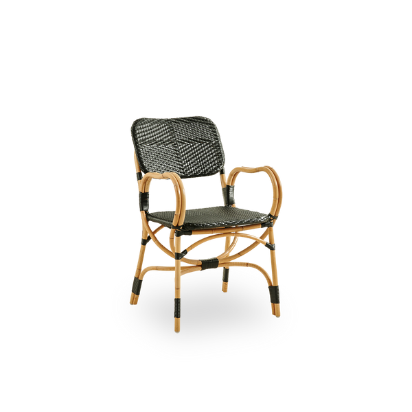 Seitenansicht des Bistro-Stuhls in schwarzem ArtFibre-Geflecht mit elegantem Design. Rattanrahmen mit Sitzfläche aus ArtFibre. Der gebogene Rattanrahmen unter dem Sitz geht in Armlehnen über.