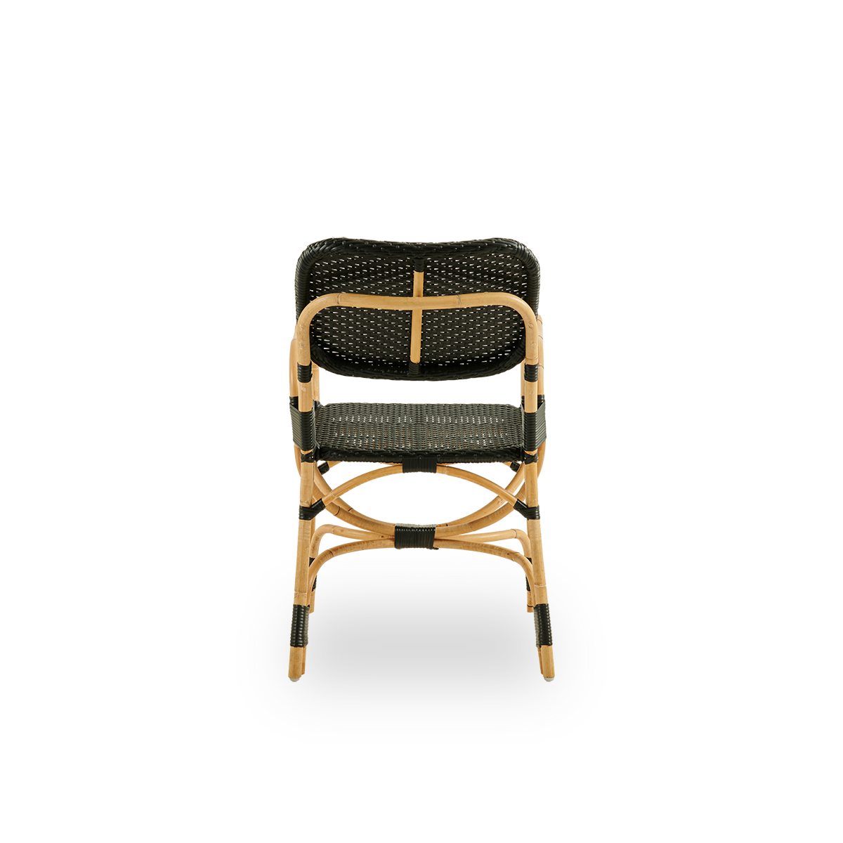 Rückansicht des Bistro-Stuhls mit elegantem Design und schwarzem ArtFibre-Geflecht. Der Rahmen besteht aus Rattan, und die Sitzfläche ist aus ArtFibre geflochten. Der gebogene Rattanrahmen unter der Sitzfläche geht in die Armlehnen über.
