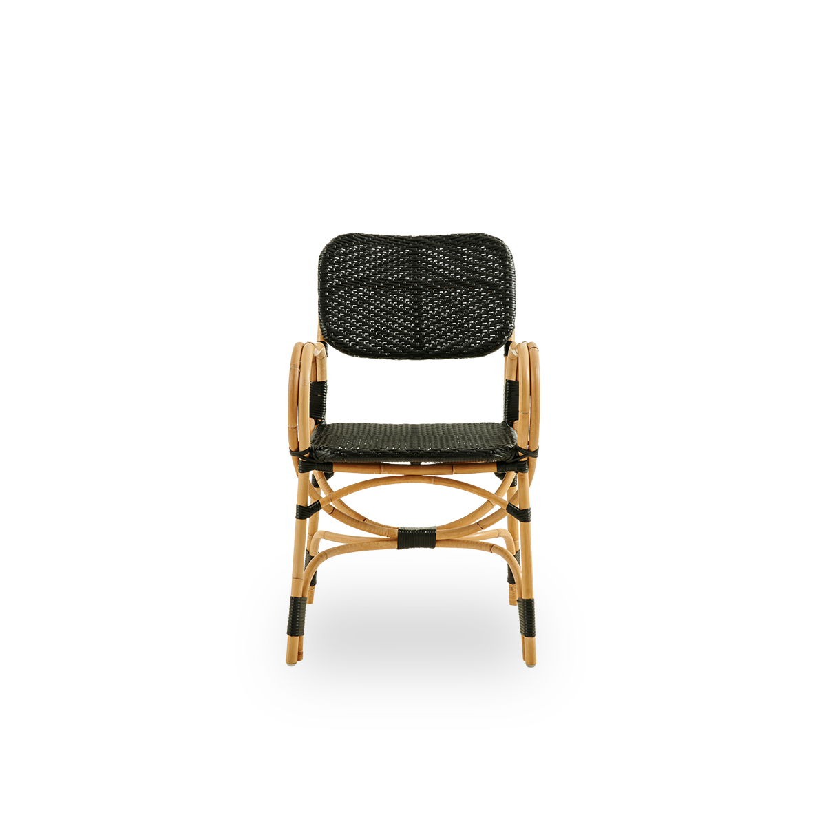 Vorderansicht des Bistro-Stuhls mit elegantem Design und schwarzem ArtFibre-Geflecht. Rattanrahmen mit in ArtFibre geflochtener Sitzfläche. Der gebogene Rattanrahmen unter dem Sitz geht in die Armlehnen über.