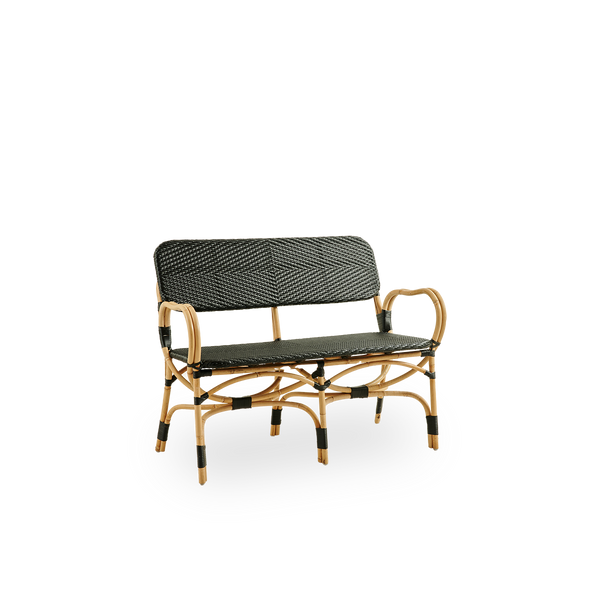 Seitenansicht der Bistro-Bank in schwarzem ArtFibre-Geflecht mit elegantem Design. Rattanrahmen mit Sitzfläche aus ArtFibre. Der gebogene Rattanrahmen unter dem Sitz geht in Armlehnen über.
