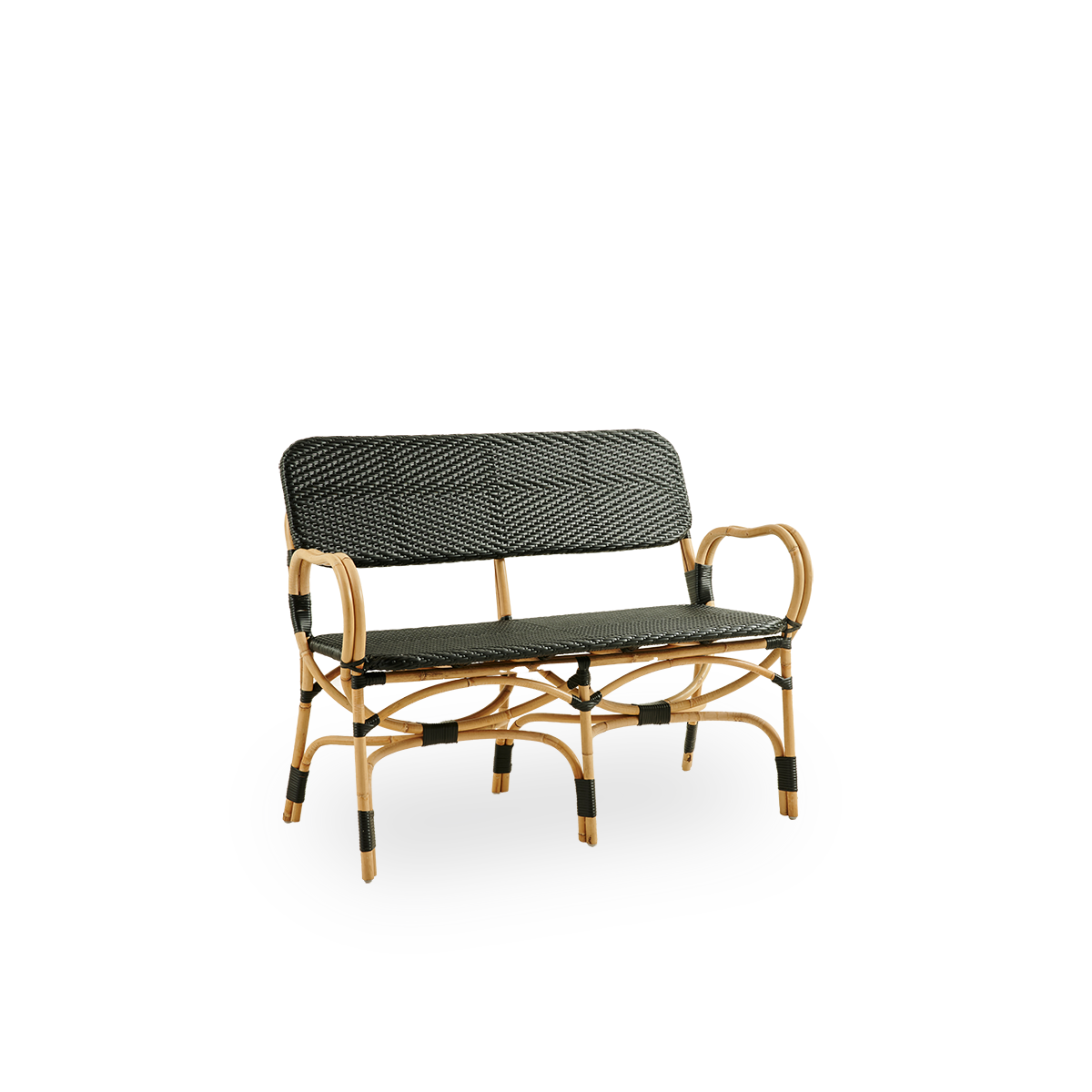 Seitenansicht der Bistro-Bank in schwarzem ArtFibre-Geflecht mit elegantem Design. Rattanrahmen mit Sitzfläche aus ArtFibre. Der gebogene Rattanrahmen unter dem Sitz geht in Armlehnen über.