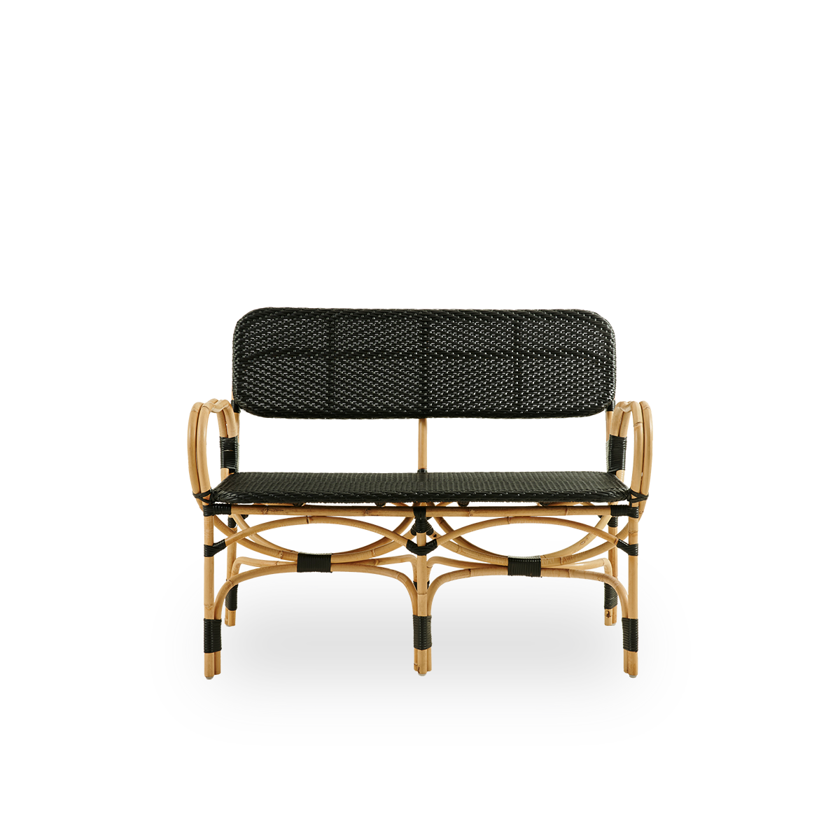 Vorderansicht der Bistro-Bank mit elegantem Design und schwarzem ArtFibre-Geflecht. Rattanrahmen mit in ArtFibre geflochtener Sitzfläche. Der gebogene Rattanrahmen unter dem Sitz geht in die Armlehnen über.