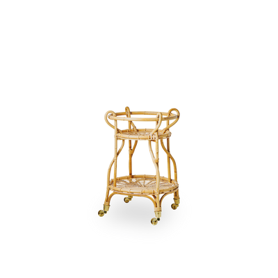 Seitenansicht des Fratellino Rattan-Trolleys in natürlicher Farbe, entworfen von Franco Albini & Franca Helg. Eleganter Rattan-Trolley mit geschwungenen Formen und detaillierten Flechtarbeiten, handgefertigt aus hochwertigem indonesischem Rattan.