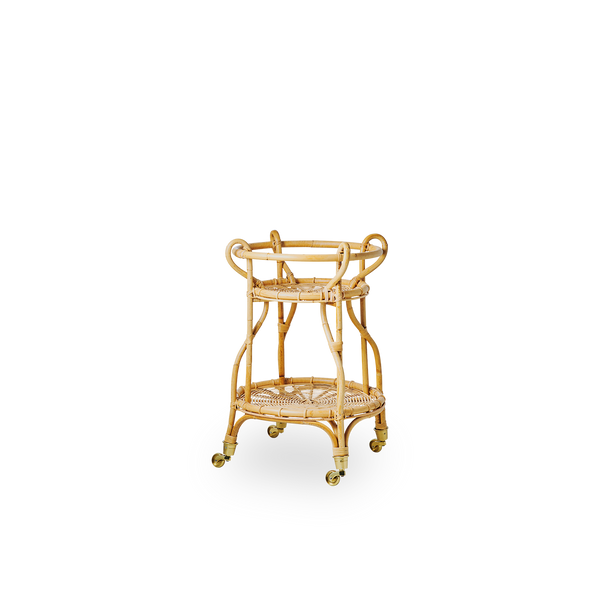 Seitenansicht des Fratellino Rattan-Trolleys in natürlicher Farbe, entworfen von Franco Albini & Franca Helg. Eleganter Rattan-Trolley mit geschwungenen Formen und detaillierten Flechtarbeiten, handgefertigt aus hochwertigem indonesischem Rattan.
