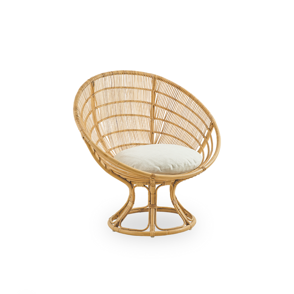 Seitenansicht des Luna Loungestuhls, entworfen von Franco Albini & Franca Helg. Runder Loungestuhl mit Sitzkissen, handgefertigt aus hochwertigem Rattan.