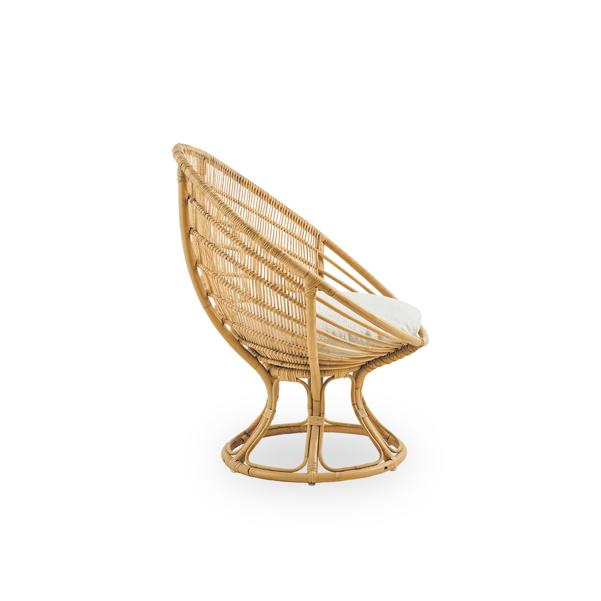 Seitenansicht des Luna Loungechairs, entworfen von Franco Albini & Franca Helg. Runder Loungechair mit Sitzkissen, handgefertigt aus hochwertigem Rattan.