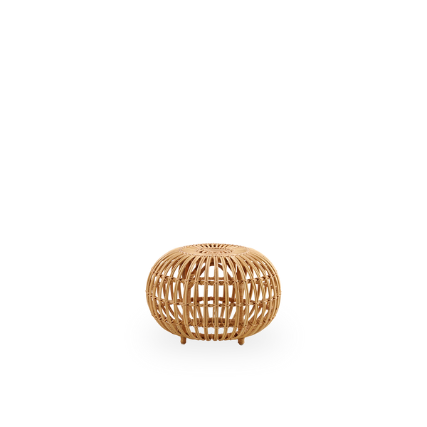 Seitenansicht des kleinen Ottomans Ø55 cm, entworfen von Franco Albini & Franca Helg. Handgefertigt aus hochwertigem Rattan in natürlicher Farbe.