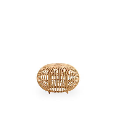 Seitenansicht des großen Ottomans Ø65 cm, entworfen von Franco Albini & Franca Helg. Handgefertigt aus hochwertigem Rattan in natürlicher Farbe.