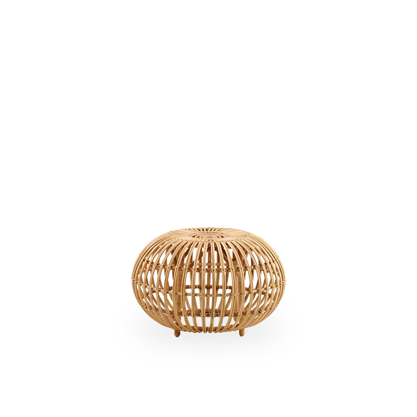 Seitenansicht des großen Ottomans Ø65 cm, entworfen von Franco Albini & Franca Helg. Handgefertigt aus hochwertigem Rattan in natürlicher Farbe.