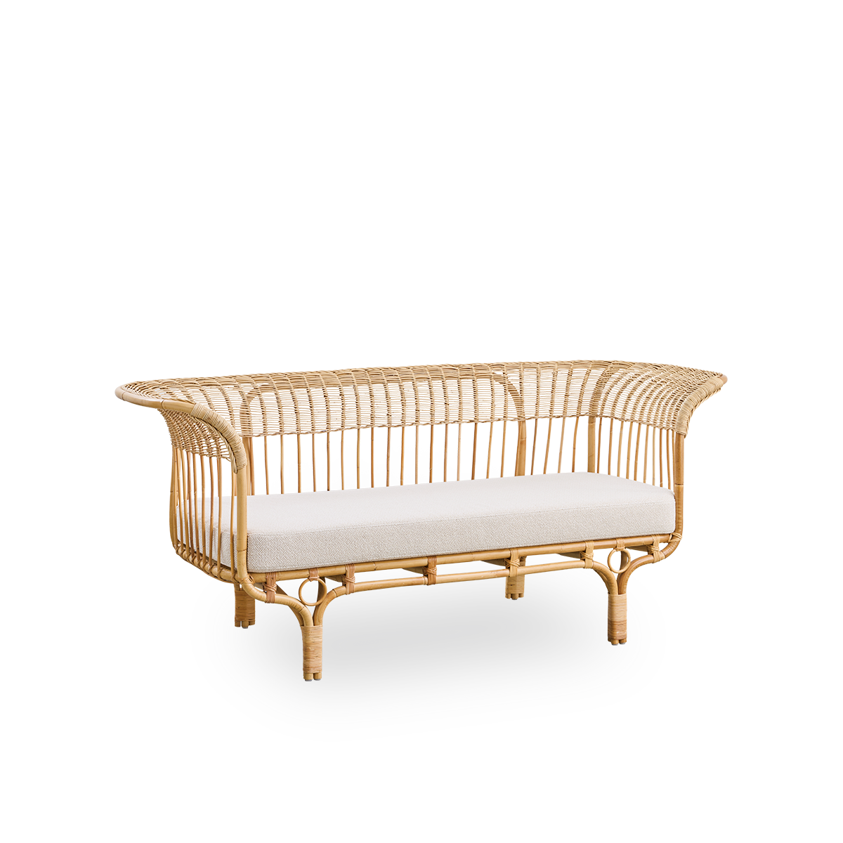 Seitenansicht des Belladonna Sofas aus natürlichem Rattan, entworfen von Franco Albini und Franca Helg. Das Sofa wirkt elegant mit dünnen Beinen und einem majestätischen Sitz mit vielen detaillierten Flechtungen.