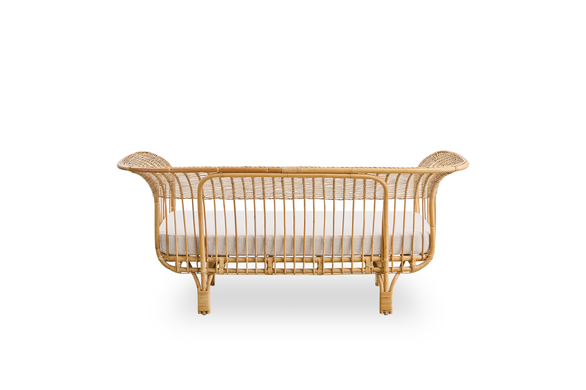 Rückansicht des Belladonna-Sofas aus natürlichem Rattan, entworfen von Franco Albini und Franca Helg. Das Sofa hat einen eleganten Ausdruck mit schlanken Beinen und einer majestätischen Sitzfläche mit vielen detaillierten Wicklungen.