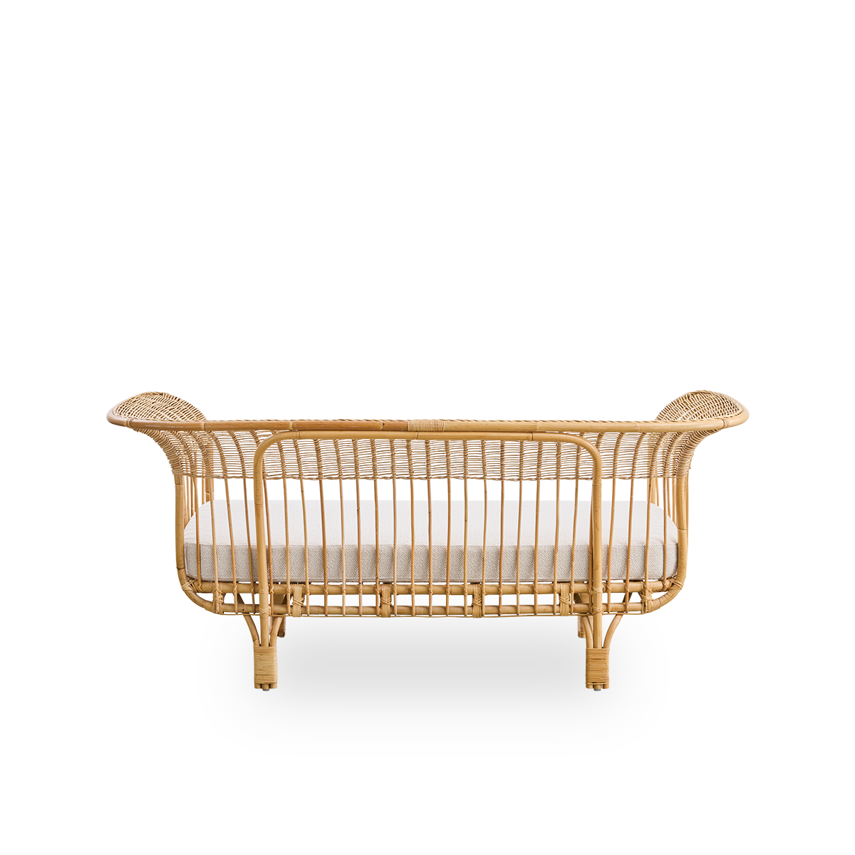 Rückansicht des Belladonna-Sofas aus natürlichem Rattan, entworfen von Franco Albini und Franca Helg. Das Sofa hat einen eleganten Ausdruck mit schlanken Beinen und einer majestätischen Sitzfläche mit vielen detaillierten Wicklungen.