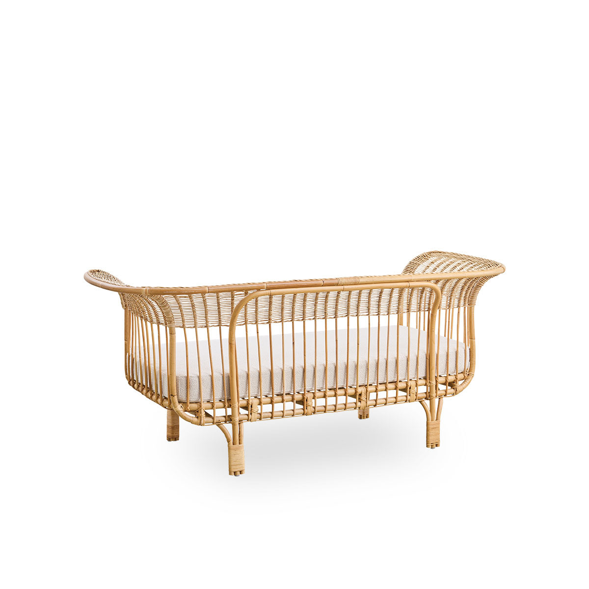 Rückseiten-Seitenansicht des Belladonna Sofas aus natürlichem Rattan, entworfen von Franco Albini und Franca Helg. Das Sofa hat einen eleganten Ausdruck mit schlanken Beinen und einer majestätischen Sitzfläche mit vielen detaillierten Wicklungen.