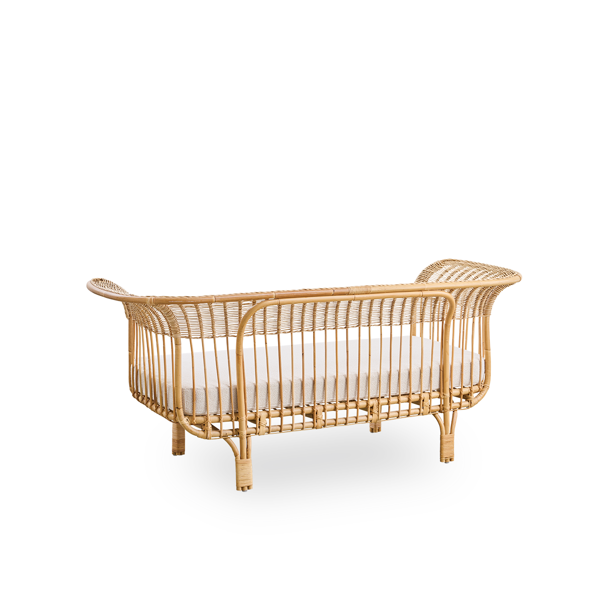 Rückseiten-Seitenansicht des Belladonna Sofas aus natürlichem Rattan, entworfen von Franco Albini und Franca Helg. Das Sofa hat einen eleganten Ausdruck mit schlanken Beinen und einer majestätischen Sitzfläche mit vielen detaillierten Wicklungen.