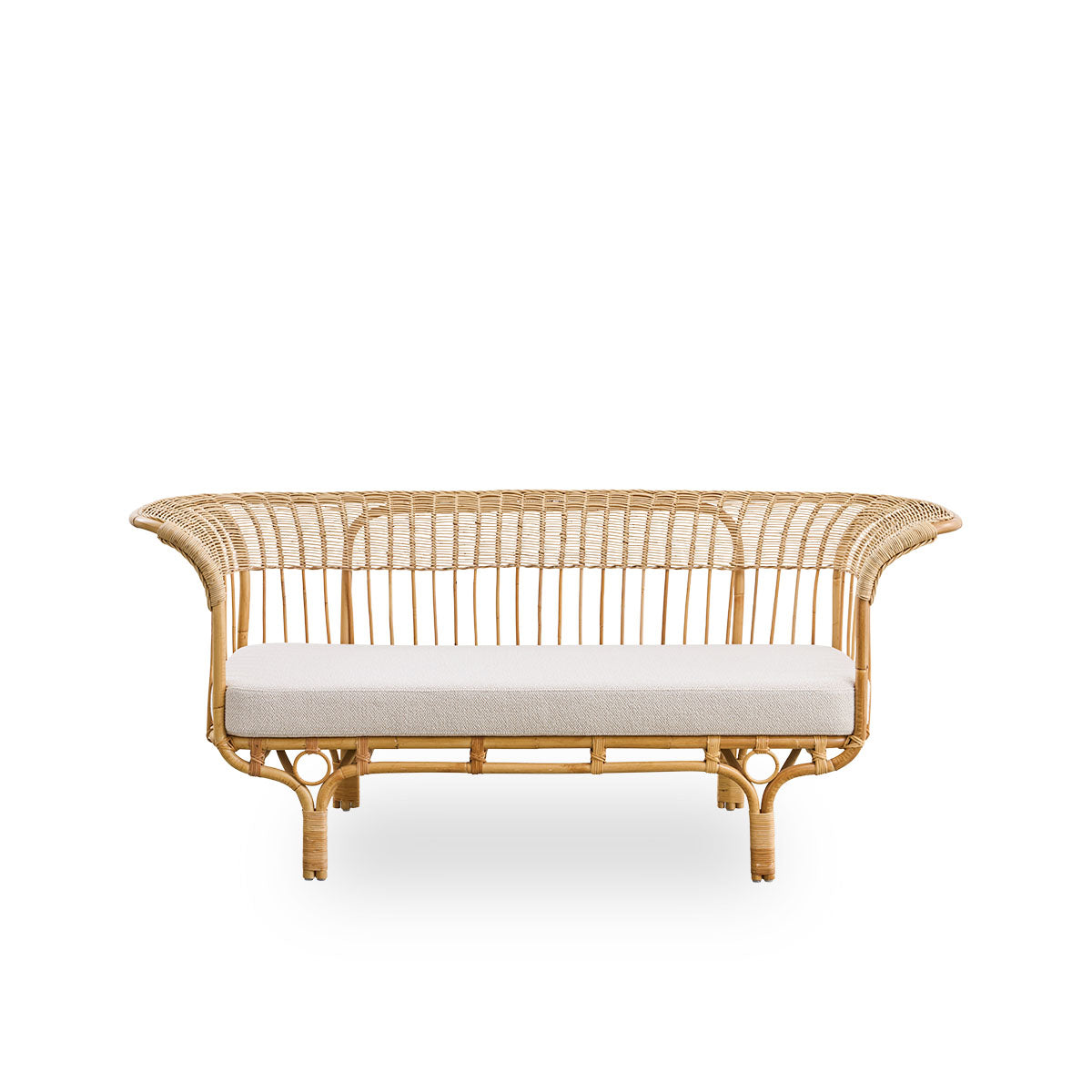 Vorderansicht des Belladonna Sofas aus natürlichem Rattan, entworfen von Franco Albini und Franca Helg. Das Sofa hat einen eleganten Ausdruck mit schlanken Beinen und einer majestätischen Sitzfläche mit vielen detaillierten Wicklungen.