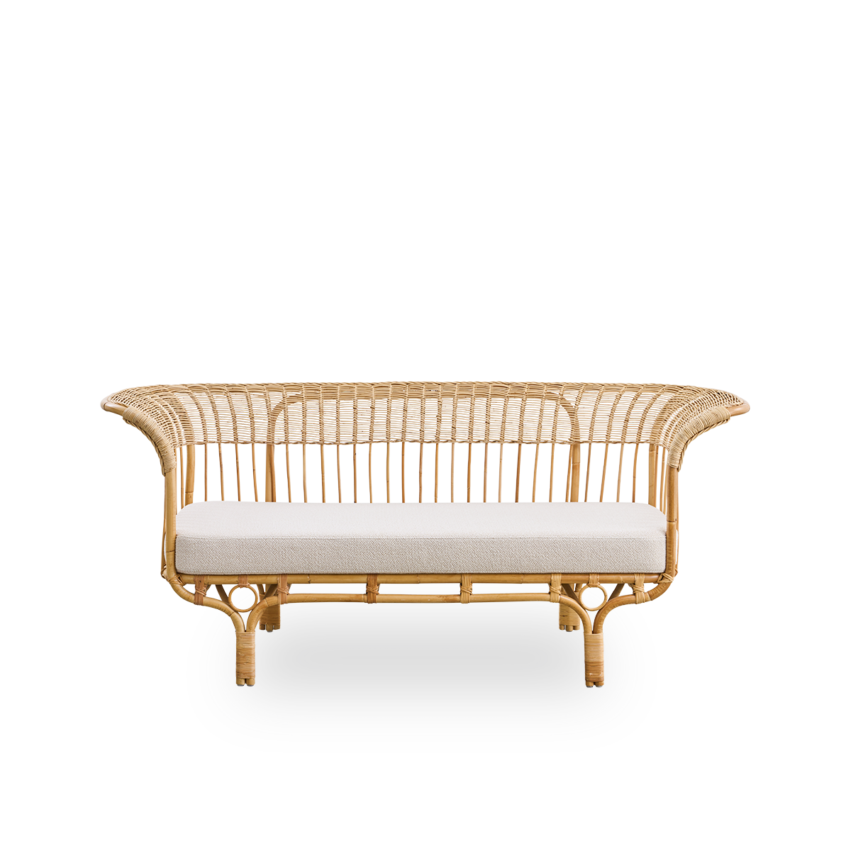 Vorderansicht des Belladonna Sofas aus natürlichem Rattan, entworfen von Franco Albini und Franca Helg. Das Sofa hat einen eleganten Ausdruck mit schlanken Beinen und einer majestätischen Sitzfläche mit vielen detaillierten Wicklungen.