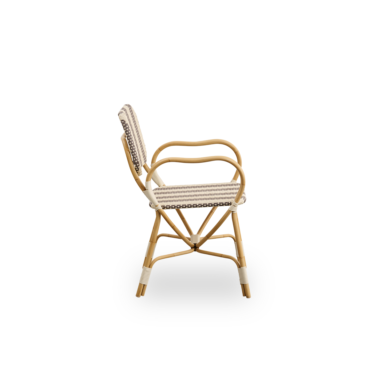 Schlichte Seitenansicht des Bistro Outdoor-Stuhls, entworfen von Franco Albini und Franca Helg. Aluminiumrahmen im Rattan-Look mit vollständig geflochtenem Sitz und Rückenlehne in breitem gestreiftem Braun- und Elfenbein-ArtFibre-Muster.