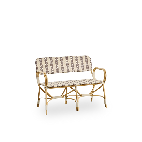 Seitenansicht der Bistro-Outdoor-Bank, entworfen von Franco Albini und Franca Helg. Aluminiumrahmen im Rattan-Look mit vollständig geflochtenem Sitz und Rückenlehne in breit gestreiftem braun-elfenbeinfarbenem ArtFibre-Muster.
