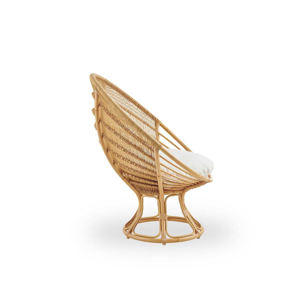 Seitenansicht des Luna Exterior Loungechairs, entworfen von Franco Albini & Franca Helg. Runder Outdoor-Loungechair mit Aluminiumrahmen im handbemalten Rattan-Look und ArtFibre-Geflecht.