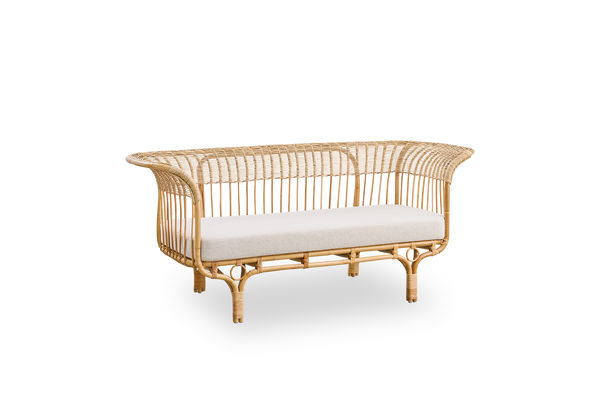 Seitenansicht des Belladonna Outdoor-Sofas im Rattan-Look, entworfen von Franco Albini und Franca Helg. Das Sofa wirkt elegant mit dünnen Beinen und majestätischem Sitz, mit vielen detaillierten ArtFibre-Flechtungen auf einem Aluminiumrahmen.
