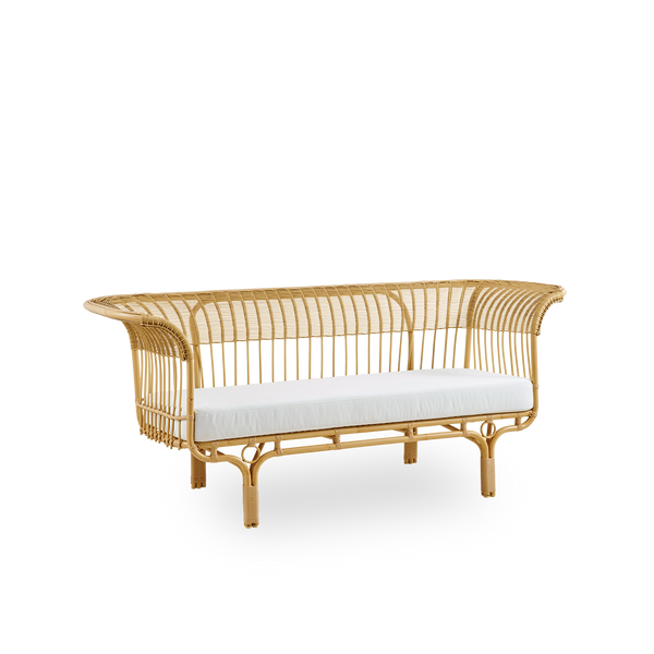 Seitenansicht des Belladonna Outdoor-Sofas im Rattan-Look, entworfen von Franco Albini und Franca Helg. Das Sofa wirkt elegant mit dünnen Beinen und majestätischem Sitz, mit vielen detaillierten ArtFibre-Flechtungen auf einem Aluminiumrahmen.