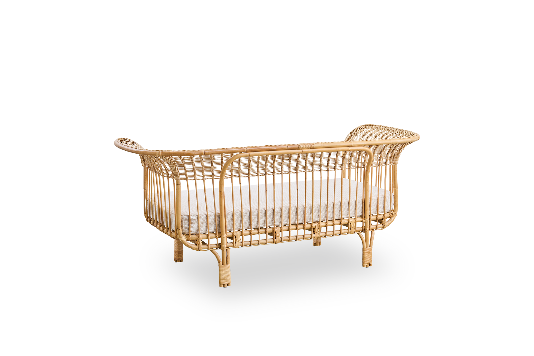 Rückansicht des Belladonna-Außensofas im Rattan-Look, entworfen von Franco Albini und Franca Helg. Das Sofa hat einen eleganten Ausdruck mit schlanken Beinen und einer majestätischen Sitzfläche mit vielen detaillierten ArtFibre-Wicklungen auf einem Alumin