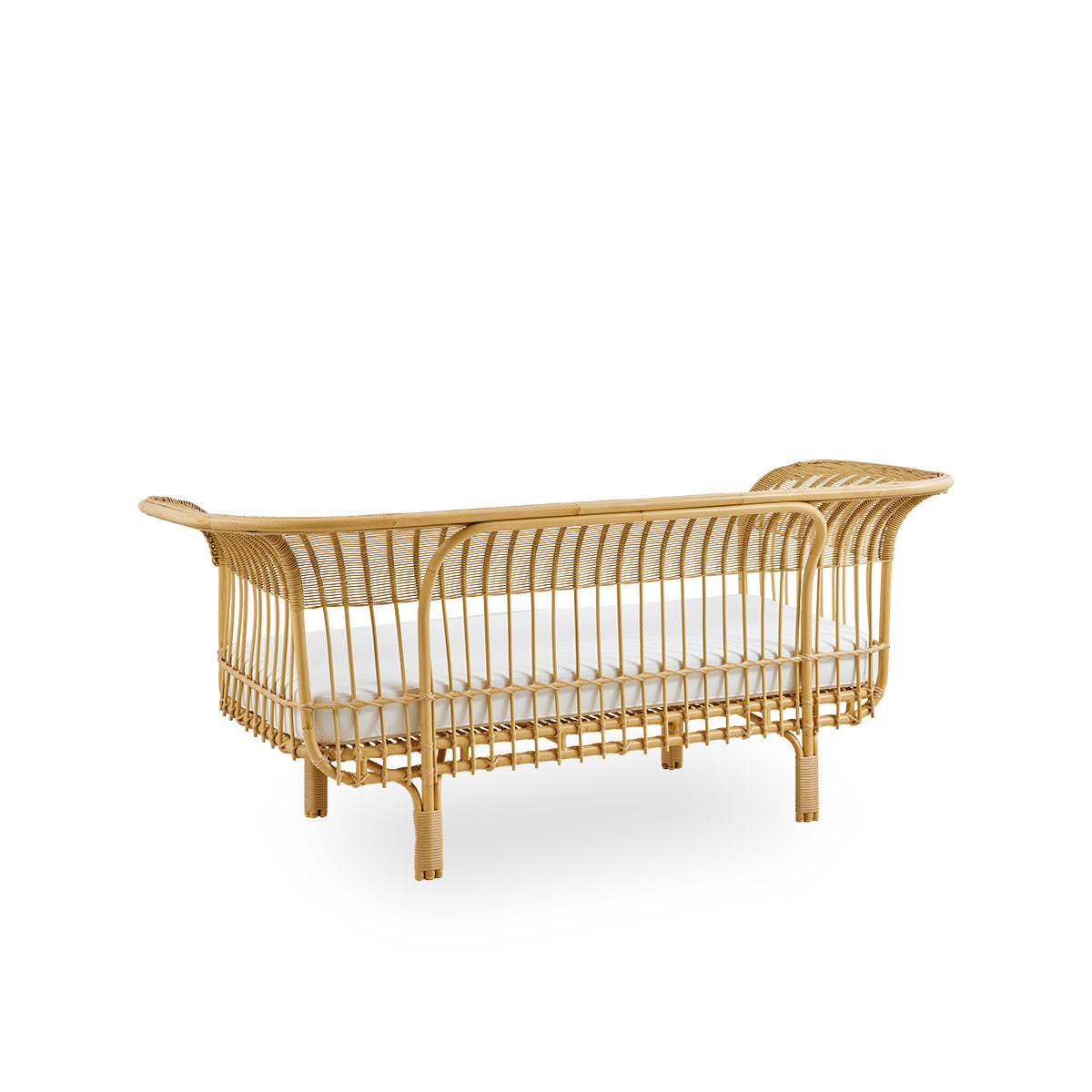 Rückansicht des Belladonna-Außensofas im Rattan-Look, entworfen von Franco Albini und Franca Helg. Das Sofa hat einen eleganten Ausdruck mit schlanken Beinen und einer majestätischen Sitzfläche mit vielen detaillierten ArtFibre-Wicklungen auf einem Alumin