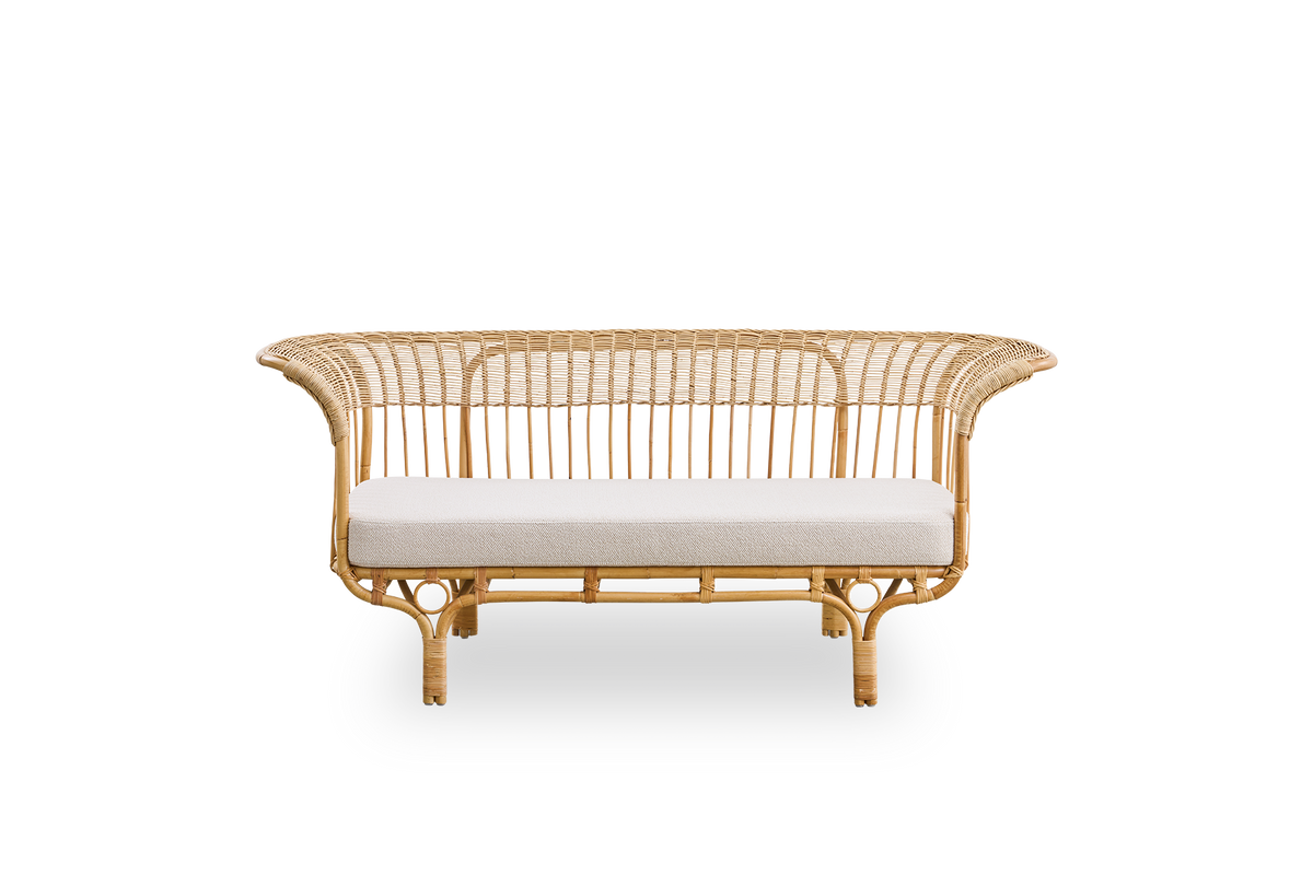 Vorderansicht des Belladonna Outdoor-Sofas in Rattan-Optik, entworfen von Franco Albini und Franca Helg. Das Sofa hat einen eleganten Ausdruck mit schlanken Beinen und einer majestätischen Sitzfläche mit vielen detaillierten ArtFibre-Wicklungen auf einem 