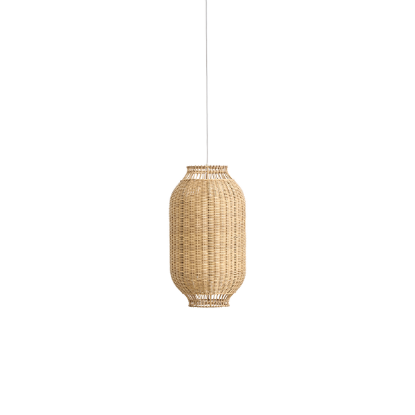 Kou Lampenschirm, entworfen von Jin Kuramoto, Japan-inspirierter Lampenschirm aus Rattan, handgefertigt aus hochwertigem Rattan mit innerem Stahlrahmen für Stabilität. Höhe 50 cm, Breite 28 cm.
