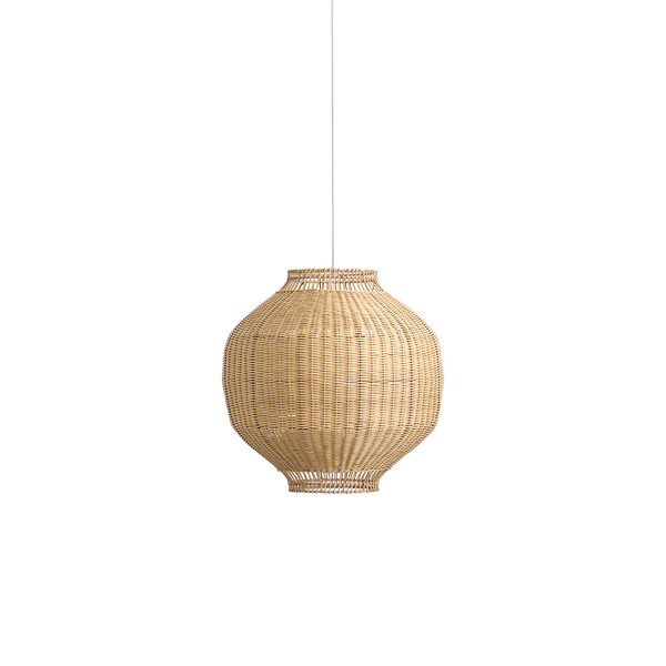 Tomori Rattan-Lampenschirm von Jin Kuramoto. Japanisch inspirierter Lampenschirm, handgefertigt aus Rattan mit innerem Stahlrahmen für gutes Gewicht und Stabilität.