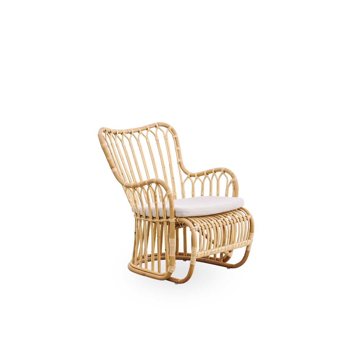 Seitenansicht des Tulip Loungestuhls, entworfen von Tove Kindt-Larsen, mit weichen, organischen Linien. Handgefertigt aus hochwertigem indonesischem Rattan.