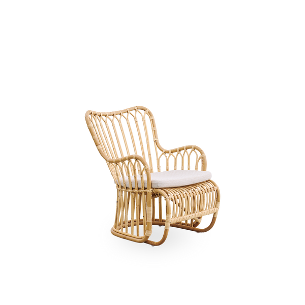 Seitenansicht des Tulip Loungestuhls, entworfen von Tove Kindt-Larsen, mit weichen, organischen Linien. Handgefertigt aus hochwertigem indonesischem Rattan.