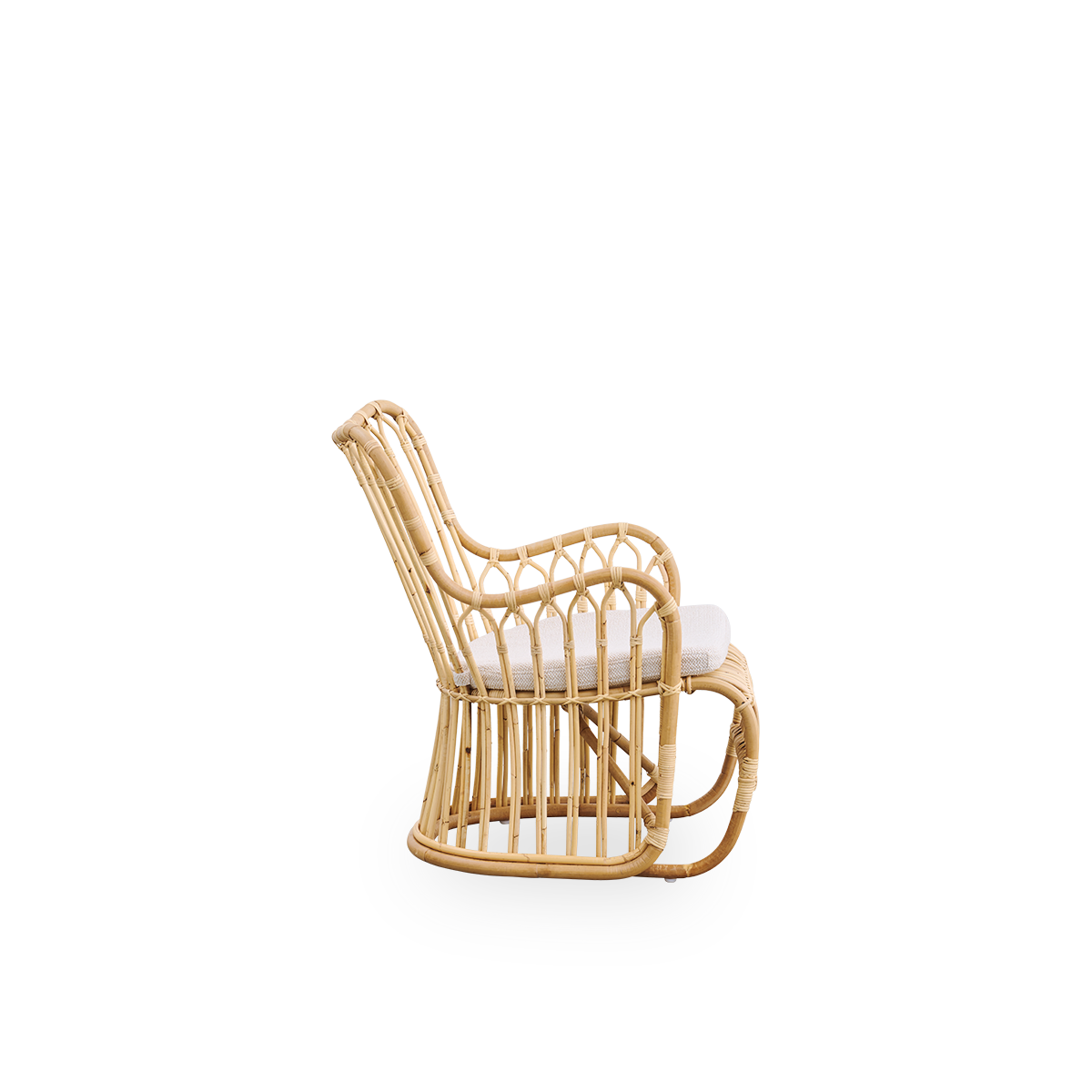 Einfache Seitenansicht des Tulip Loungesessels, entworfen von Tove Kindt-Larsen, mit weichen, organischen Linien. Handgefertigt aus hochwertigem indonesischem Rattan.