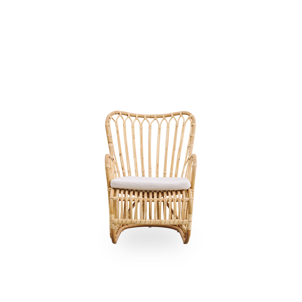 Frontansicht des Tulip Loungesessels, entworfen von Tove Kindt-Larsen, mit weichen organischen Linien.
Handgefertigt aus hochwertigem indonesischem Rattan.