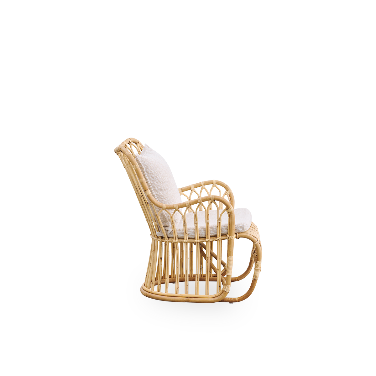 Einfache Seitenansicht des Tulip Loungesessels, entworfen von Tove Kindt-Larsen, mit weichen, organischen Linien. Handgefertigt aus hochwertigem indonesischem Rattan.