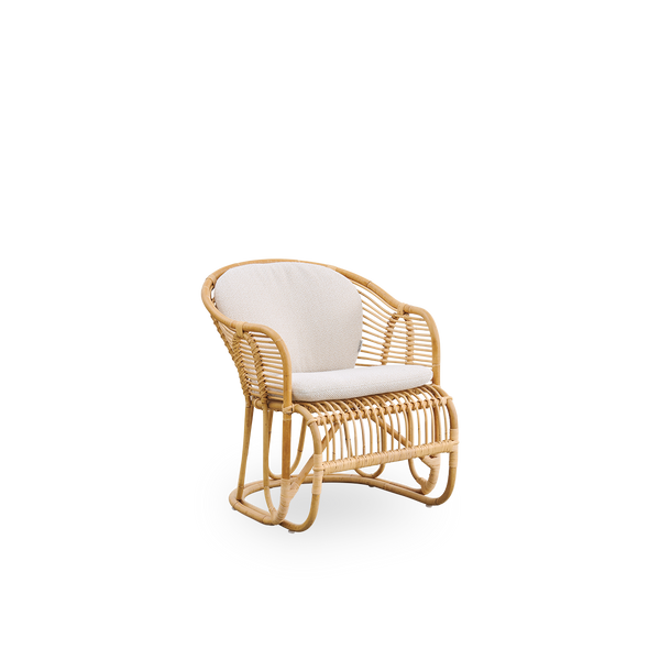 Seitenansicht des Swing Loungestuhls, entworfen von Tove Kindt-Larsen. Handgefertigt aus hochwertigem indonesischem Rattan und ausgestattet mit Sitz- und Rückenkissen.