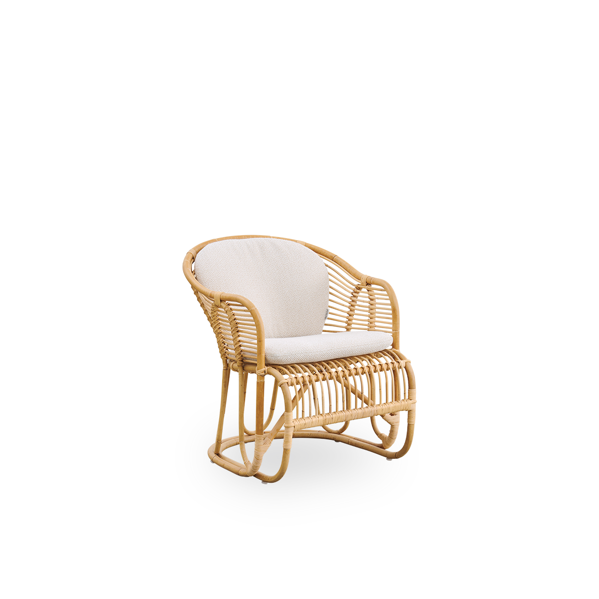Seitenansicht des Swing Loungestuhls, entworfen von Tove Kindt-Larsen. Handgefertigt aus hochwertigem indonesischem Rattan und ausgestattet mit Sitz- und Rückenkissen.