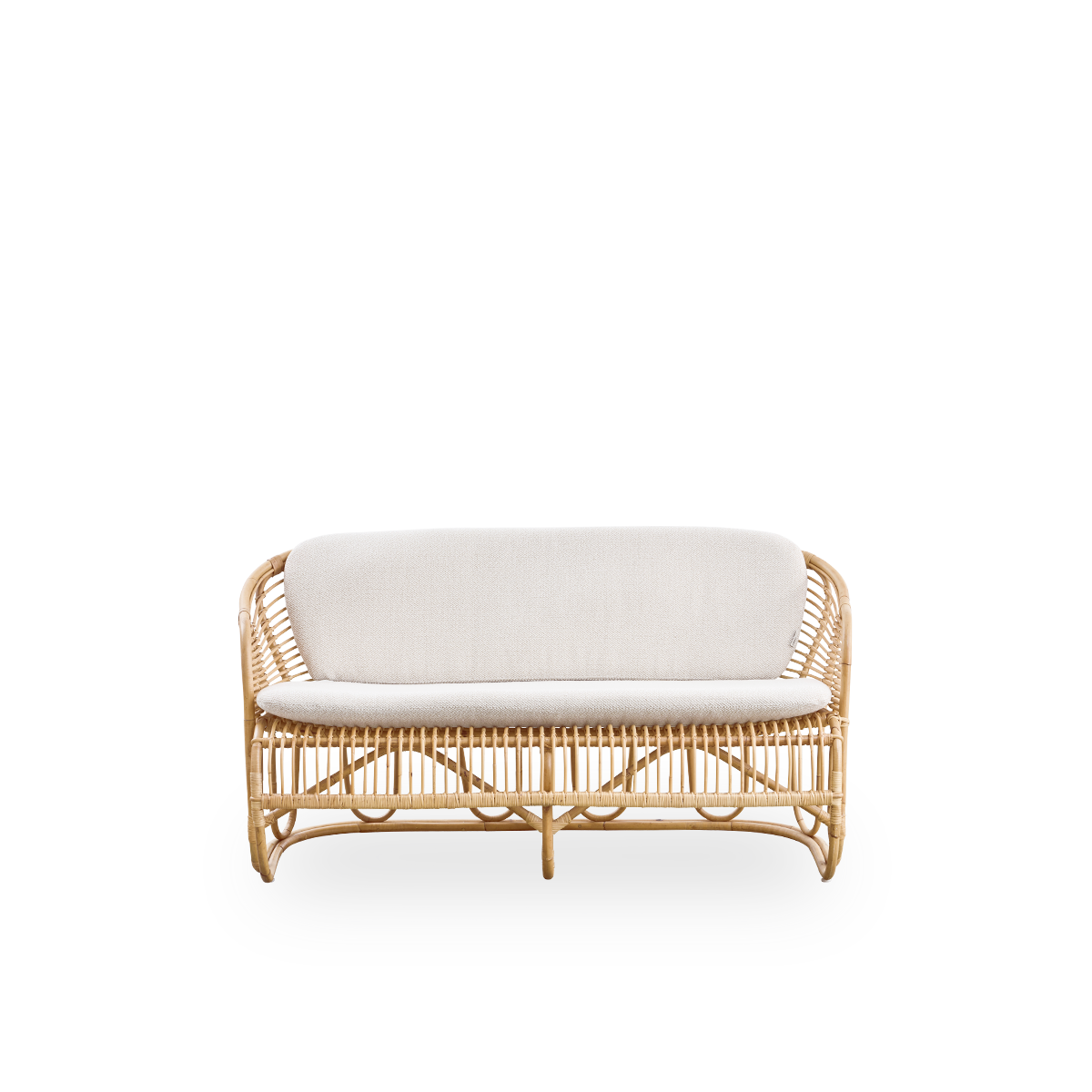 Frontansicht des Swing 2-Sitzer-Sofas, entworfen von Tove Kindt-Larsen.
Handgefertigt aus hochwertigem indonesischem Rattan und ausgestattet mit Sitz- und Rückenkissen.