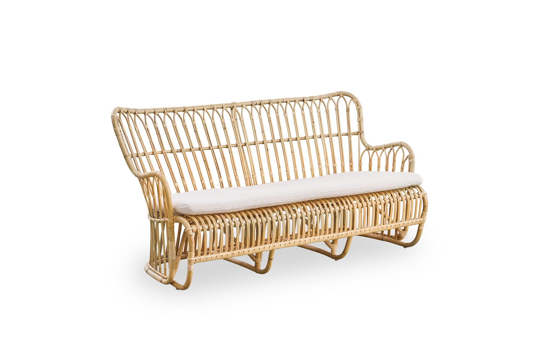 Seitenansicht des Tulip Korbsofas, entworfen von Tove Kindt-Larsen, mit weichen, organischen Linien. Handgefertigt aus hochwertigem indonesischem Rattan.