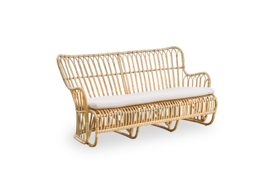 Seitenansicht des Tulip Korbsofas, entworfen von Tove Kindt-Larsen, mit weichen, organischen Linien. Handgefertigt aus hochwertigem indonesischem Rattan.