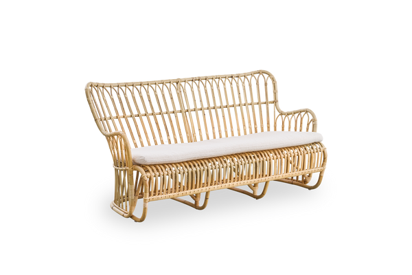 Seitenansicht des Tulip Korbsofas, entworfen von Tove Kindt-Larsen, mit weichen, organischen Linien. Handgefertigt aus hochwertigem indonesischem Rattan.