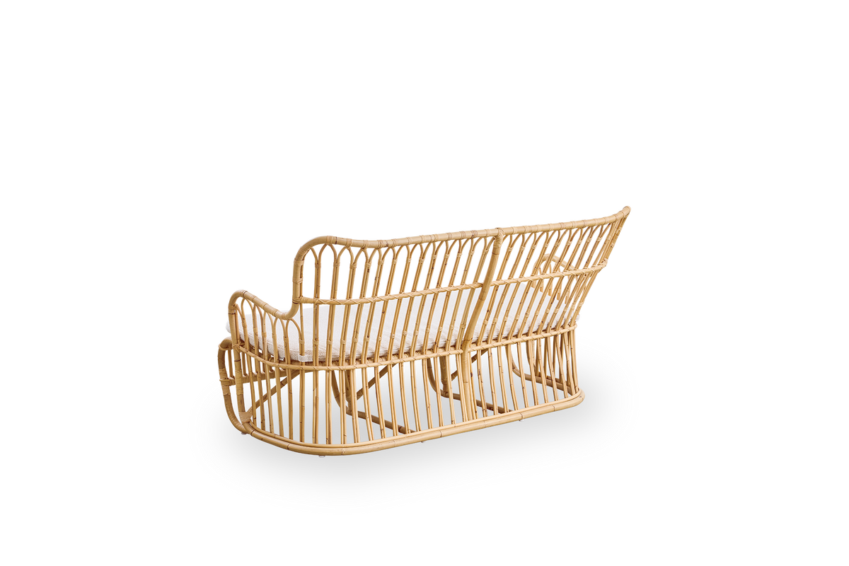 Einfache Rückansicht des Tulip Flechtsofas, entworfen von Tove Kindt-Larsen, mit sanften organischen Linien. Handgefertigt aus hochwertigem indonesischem Rattan.