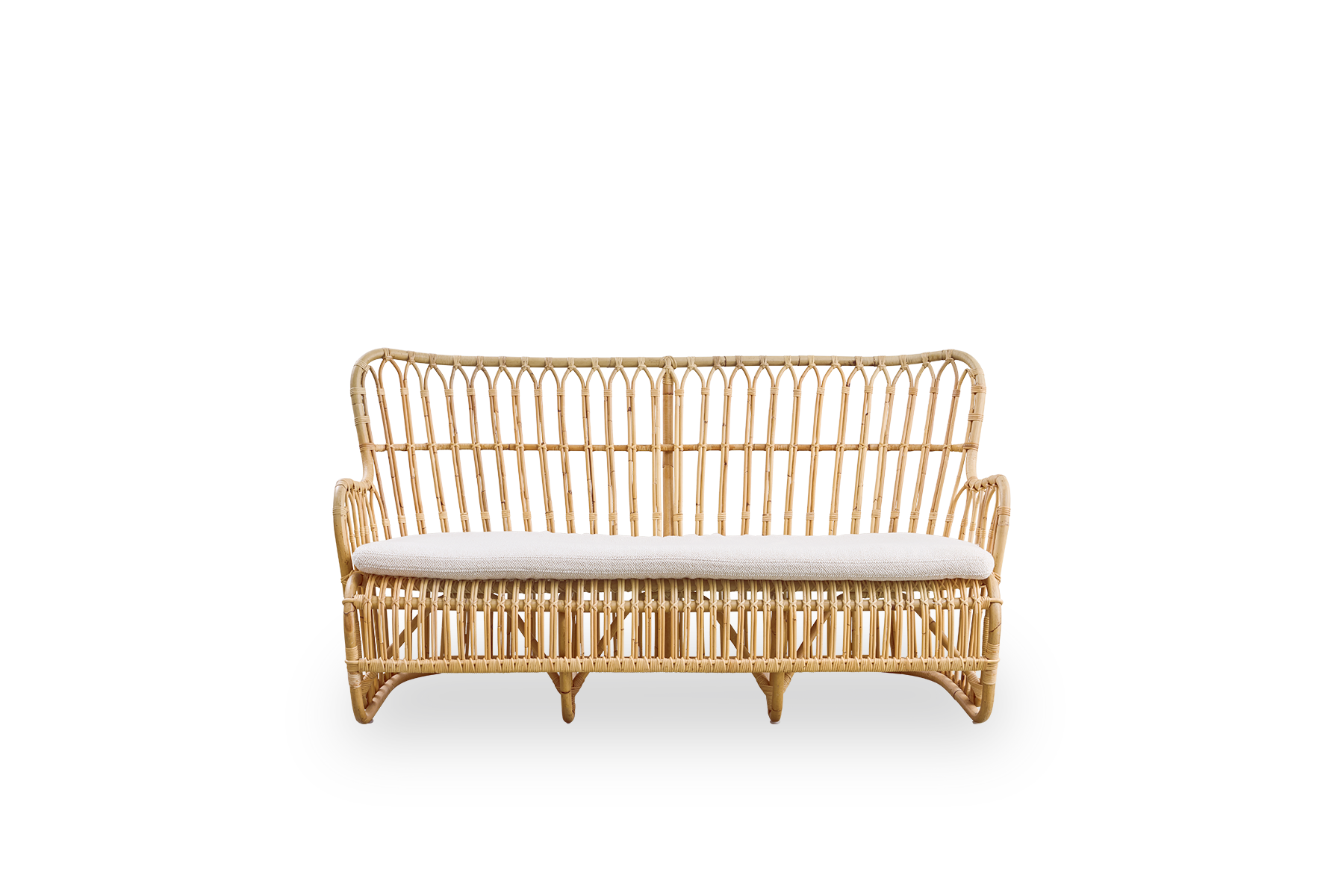 Frontansicht des Tulip Rattansofas, entworfen von Tove Kindt-Larsen, mit weichen organischen Linien.
Handgefertigt aus hochwertigem indonesischem Rattan.
